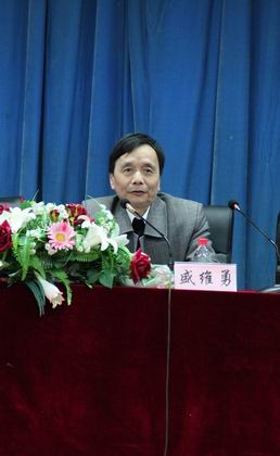 盛校长作报告.jpg
