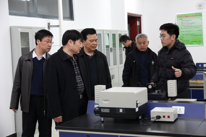 来访领导参观光学实验室.jpg