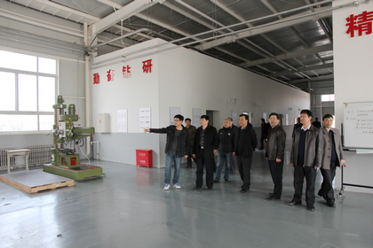 来访领导参观工程力学实验室.jpg