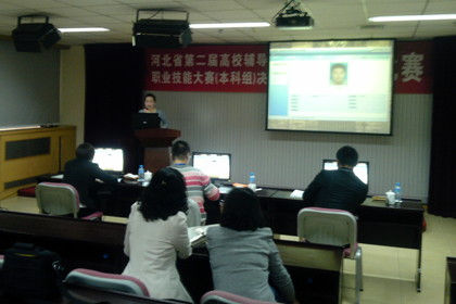 杨静茹老师在参加主题班会比赛.jpg