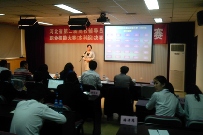 席英僡老师在参加主题演讲比赛.jpg