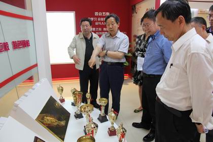 参观我校艺术展厅.jpg