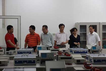 参观我校实验室.jpg