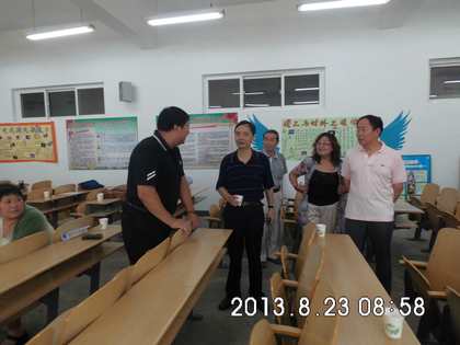盛校长与家长亲切交谈1.jpg