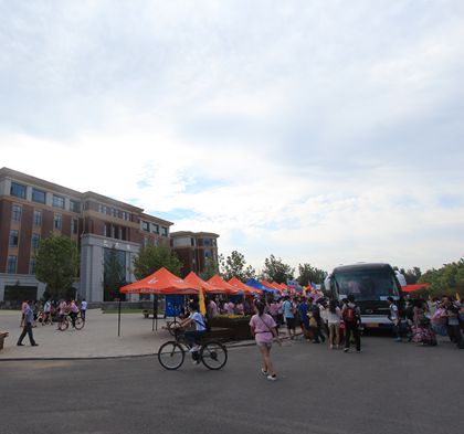 早晨7点30,接站车抵达校园.jpg