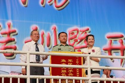 赠送锦旗.jpg