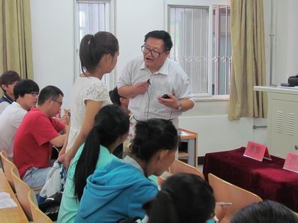 陈仲利教授与学生互动 上稿4.jpg