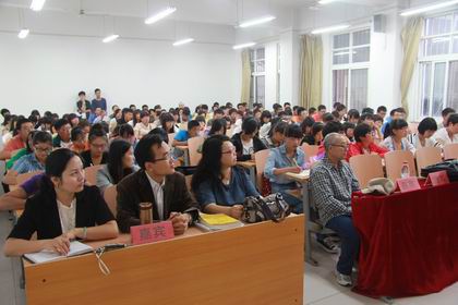 师生在认真聆听杨教授讲课 上课.jpg
