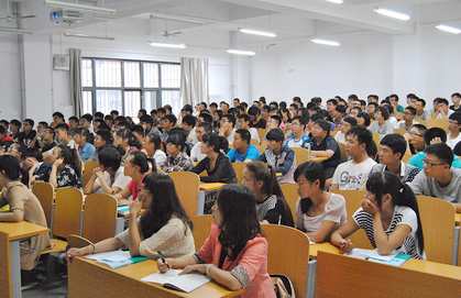 同学们聚精会神听课.jpg