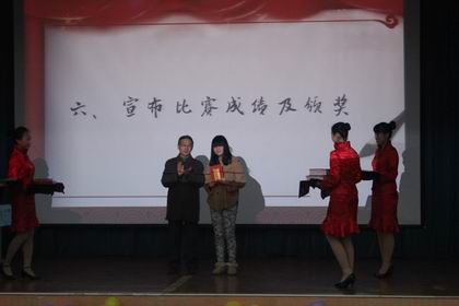 赵校长颁奖 上稿.jpg
