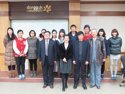 参访团与韩国东国大学(庆州校区)的燕京理工学院留学生代表合影.jpg