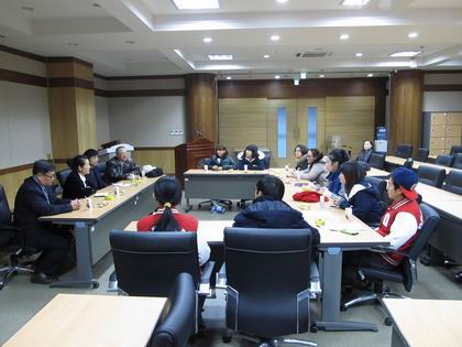 参访团同在韩国东国大学(庆州校区)的燕京理工学院留学生代表座谈.jpg