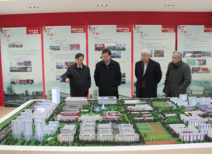 参观校史馆.jpg