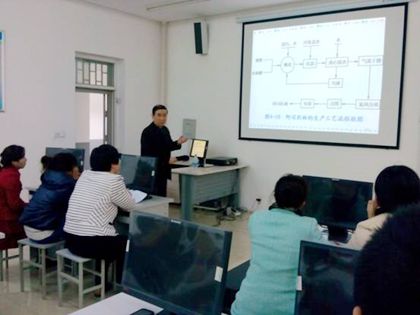 李健秀院长正在为教师授课_副本.jpg