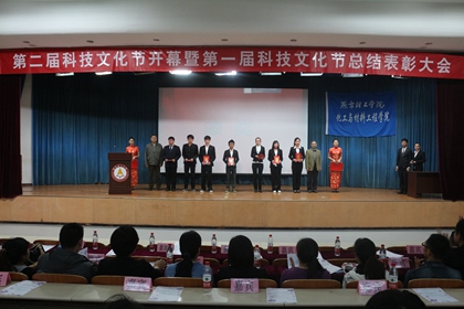 嘉宾为获奖同学颁奖_副本.jpg