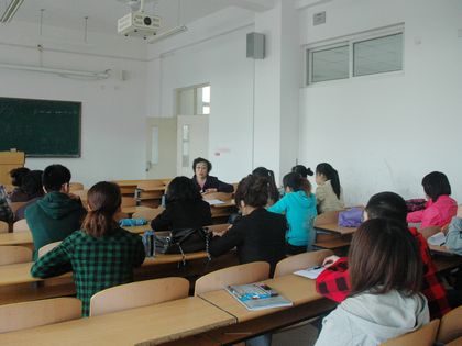 专家组与学生座谈2.jpg