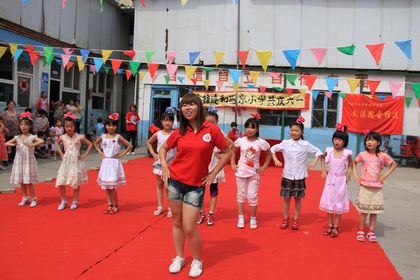 我校学生与小朋友一起表演.JPG