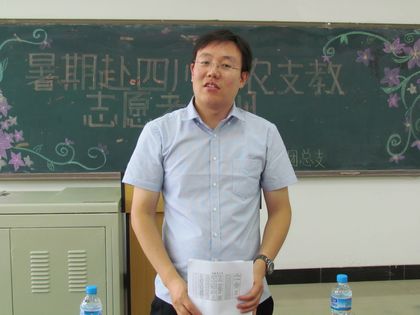 杨光老师做总结.JPG
