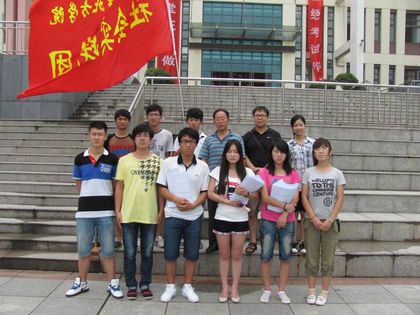 靳久良书记、贾瑞老师和暑期社会实践团成员合影.jpg