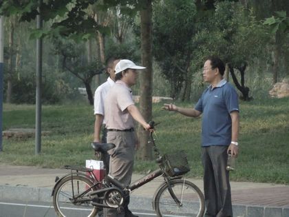 靳书记在现场.jpg