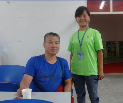 志愿者与新生家长合影.jpg