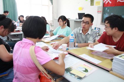 辅导员老师们为新生耐心讲解报到事宜1.jpg