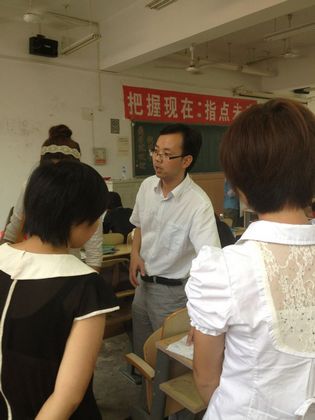 方海老师和记者畅聊1.jpg