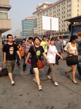 志愿者引导学生及家长前去乘车6.jpg