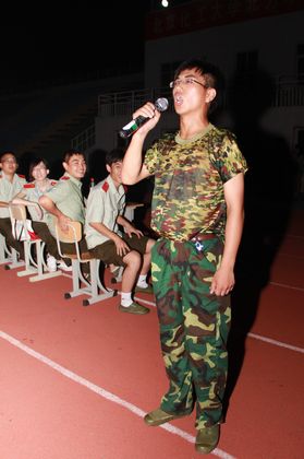3我院学生代表为全体军训师生献歌.jpg