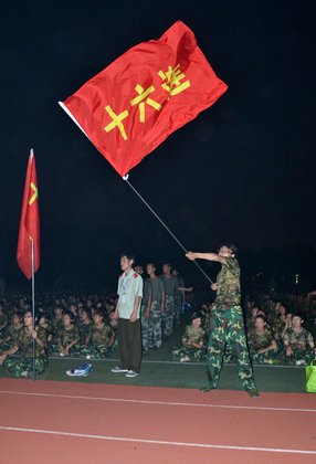 复件 16连为拔河比赛摇旗助威.jpg