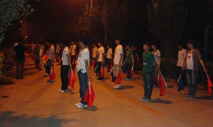 学生正在学习旗语 上稿.jpg