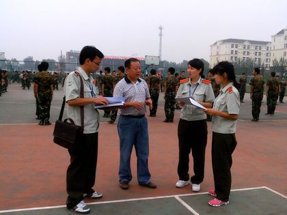 书记与指导员正在讨论工作 上稿.jpg