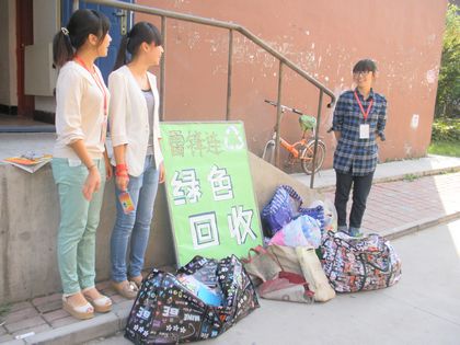 同学们在回收点值班1.jpg