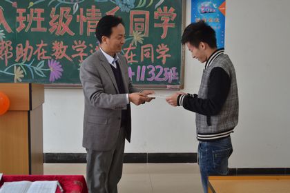 杨处长将联系表交给会计1132班班长 上稿.jpg