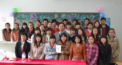 杨处长与全班同学合影 上稿.jpg