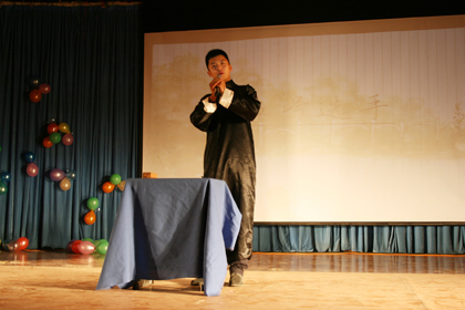 选手在进行才艺表演 上稿1.jpg