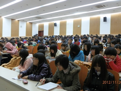 同学们认真聆听莫书记讲座.JPG
