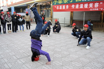 信息院支队为居民进行街舞表演.JPG