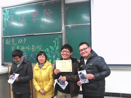 李薇薇老师颁奖 上稿.jpg