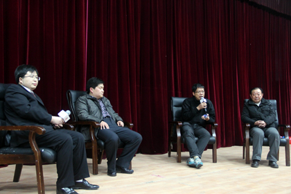 嘉宾与学生对话.JPG