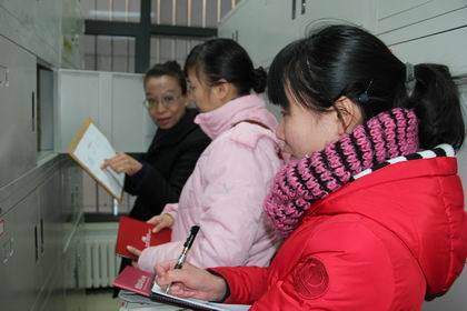 参观档案室.jpg