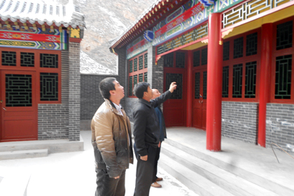 谢万武书记向郭老师讲述旅游规划.jpg
