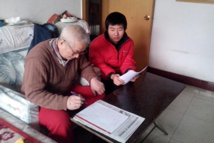 幸福先锋实践队员在进行调研1.jpg