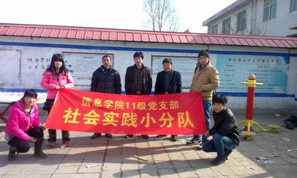 队员与村民合影留念 上稿.jpg