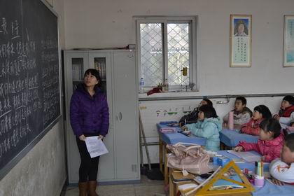 雷锋连支教志愿者在上课  上稿.jpg