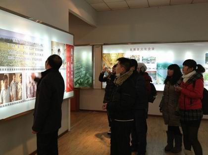 实践队员参观周台子村村史馆 上稿.jpg