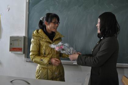 向信息院老师献花 2.jpg