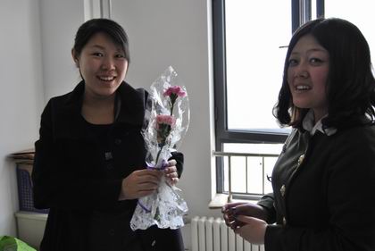 向信息院辅导老师献花 上稿.jpg