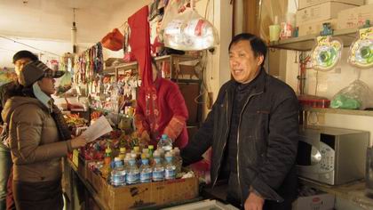 与民众交谈,填写调查 上稿.jpg