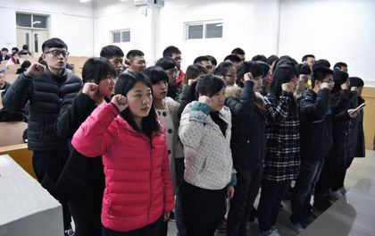 同学们入党宣誓 上稿.jpg